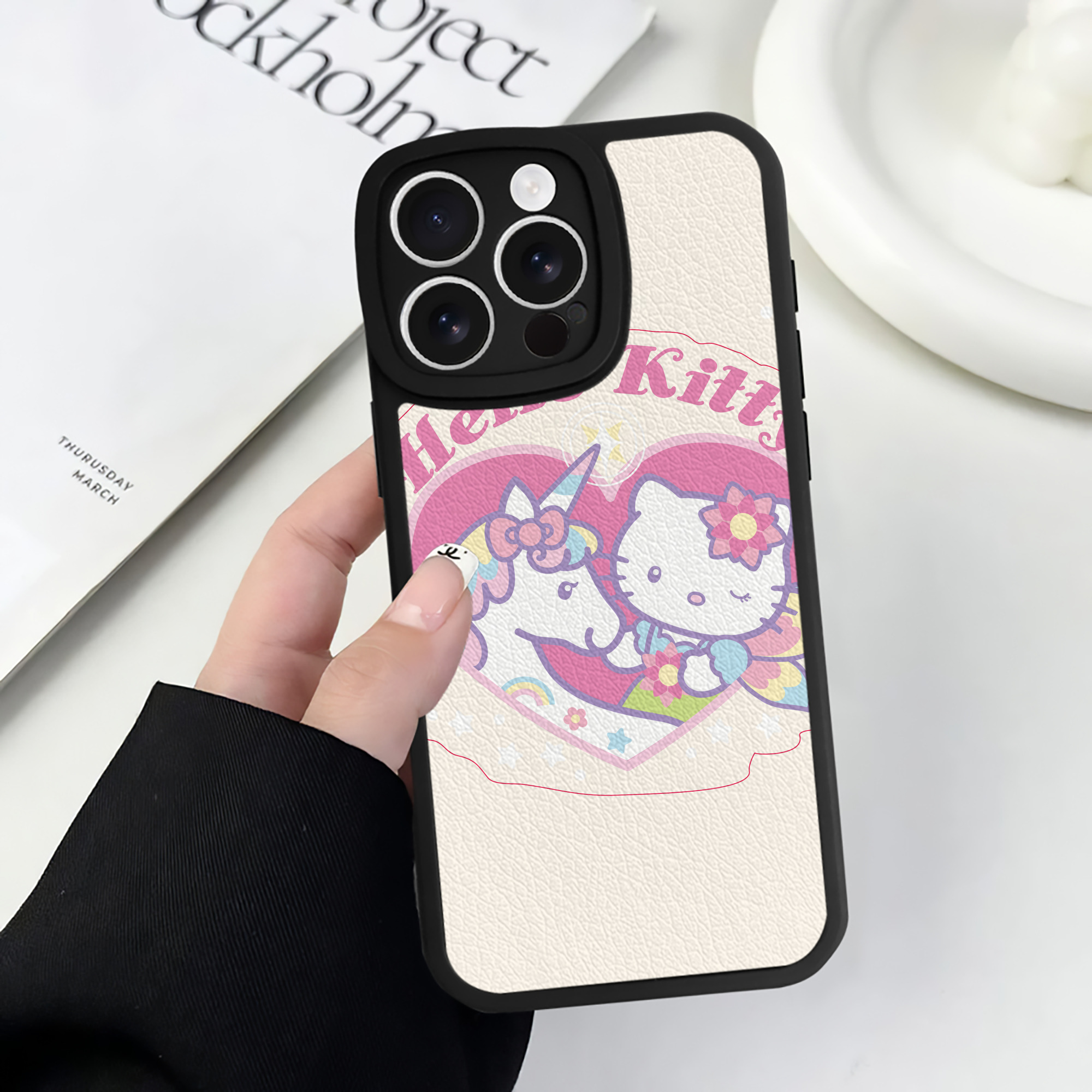 （画像用） Hello Kitty ハローキティ 【iPhone 16シリーズ対応】シリコンスマホケース（レザー調） 材質：シリコン